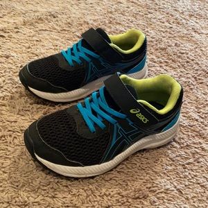 Boys Asics Contend 7 running shoes. Size K13.